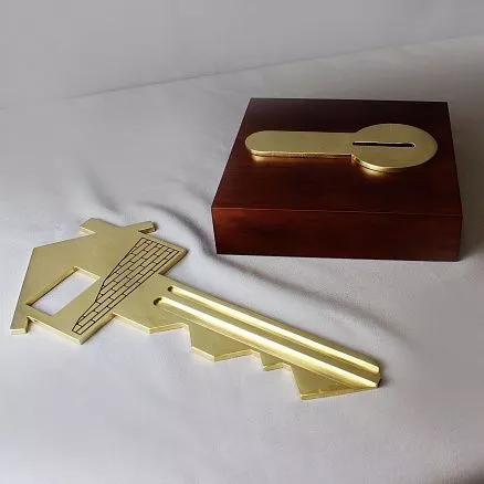 Сувенирный ключ на постаменте МКЛ-9264